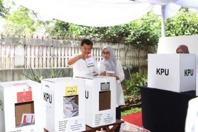 وضع نائب الرئيس يوسف كالا (يسار) بدعم من زوجة مفيدة يوسف كالا (يمين) صناديق الاقتراع في صناديق الاقتراع بعد استخدام حقوق التصويت في انتخابات 2019 في TPS 04 Kebayoran Baru ، جاكرتا ، الأربعاء (04/17/2019).