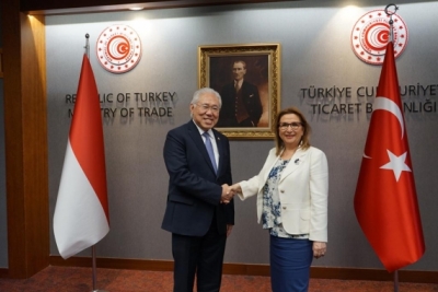 عقد وزير التجارة الإندونيسي ، Enggartiasto Lukita ، اجتماعًا ثنائيًا مع وزير التجارة التركي Ruhsar Pekcan في أنقرة ، تركيا ، يوم الجمعة (12/7).