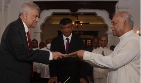 أدى النائب الكبيردينيش جوناواردينا اليمين كرئيس وزراء جديد لسريلانكا