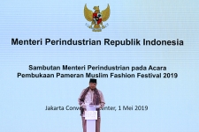 يشجع وزير الصناعة إندونيسيا على أن تصبح مركز الأزياء الإسلامي في العالم