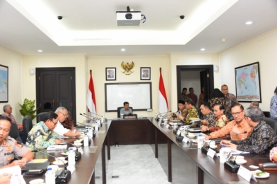 Gubernur Jawa Barat Ridwan Kamil, rapat bersama Wakil Presiden RI serta berbagai pihak terkait lainnya tentang perkembangan pembangunan Kampus UIII di Kantor Wakil Presiden RI pada Selasa 4 Maret 2019