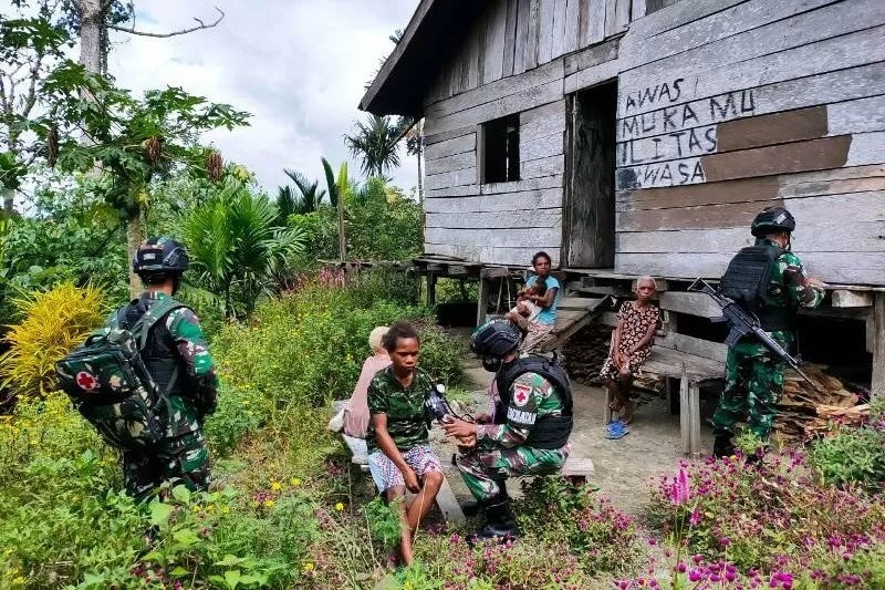 Het personeel van de RI-PNG Military Pamtas Task Force voor het 512 / QY Gemechaniseerde Infanteriebataljon biedt medische behandeling aan bewoners in Kalilapar 2 Village, Keerom Regency. (ANTARA News papua / HO-Pendam XVII / Cenderawasih)