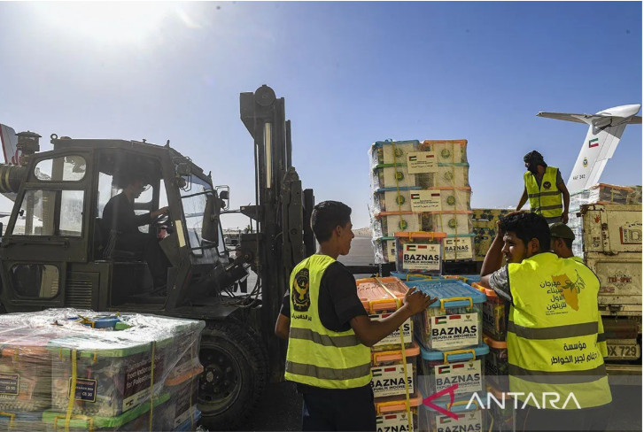 File - Humanitarian workers from the Egyptian Red Crescent unload aid from Indonesia that will be provided to Palestinians in Gaza, at El Arish Airport, Egypt, on November 6, 2023. (ANTARA FOTO/Muhammad Adimaja/wpa)