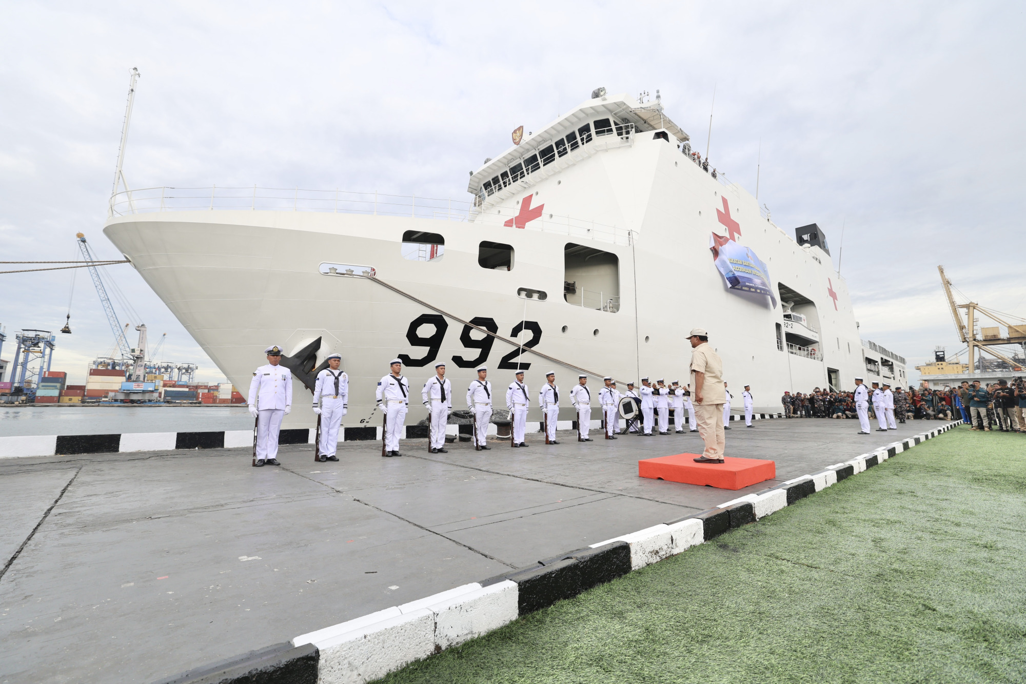 Minister van Defensie Prabowo geeft het TNI-ziekenhuisschip KRI Dr. Radjiman-992 vrij om hulp naar Palestina te sturen