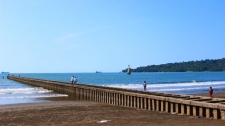 Het strand van Teluk Penyu in Midden-Java