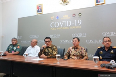 Indonesische minister van Volksgezondheid Terawan Agus Putranto (tweede rechts), hoofd van de presidentiële staf Moeldoko (midden) tijdens een persconferentie over COVID-19, op 17 februari 2020 in Jakarta