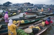 Een bekende drijvende markt de Barito-rivier uit Zuid Kalimantan