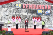 President Jokowi huldigt de Tapin-dam in, Zuid-Kalimantan