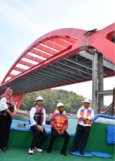 president Joko Widodo bij het bekijken van de bouw van de Holtekamp-brug op donderdag 12 april 2018.