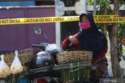 Een handelaar wachtte vrijdag (10 juli 2020) op klanten buiten de traditionele markt van Pahing. De markt was gesloten door de administratie van het Kediri-district in Oost-Java om COVID-19-transmissie te bevatten