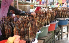 Een culinaire Ikan Asap of gerookte vis uit de provincie Maluku