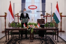 De Indonesische minister van BZ en de Hongaarse minister van Handel ondertekenen het plan voor de oprichting van een investeringsfonds