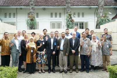 Beberapa anggota direksi Bio Farma berfoto bersama dengan para perwakilan Bill and Melinda Gates Foundation (BMGF) , PATH, dan Badan Kesehatan Dunia (WHO)
