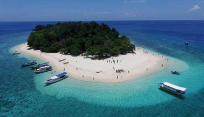 Blauwe zee eiland Hilaga