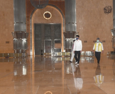 President Joko Widodo inspecteert de gereedheid van de Istiqlal-moskee om de standaardprocedures voor een nieuwe norm toe te passen. 