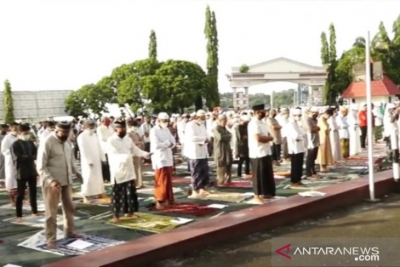 Moslims in Papua verrichtten vrijdag het Idul Adha-gebed in het kantoor van de gouverneur van Papua in Jayapura (July 31, 2020)