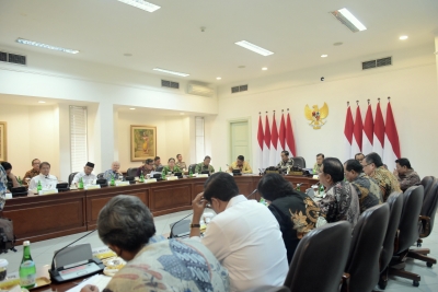 President Jokowi was dinsdagmiddag (6/8) voorzitter van een beperkte vergadering over het verplaatsen van de hoofdstad in het presidentiële kantoor in Jakarta.