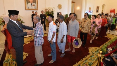 President Jokowi schudt mensen de hand tijdens een opendeurdag van Eid al-Fitr in het presidentieel paleis van Bogor in Bogor, West-Java op vrijdag 15 juni 2018.