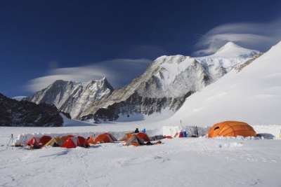 Source : http://travel.kompas.com/read/2018/01/08/104455227/mapala-ui-gapai-puncak-gunung-tertinggi-di-benua-antartika