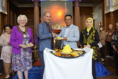 De gouverneur van West-Java, Ridwan Kamil, huldigde de hoek van de Sundanese cultuur in met het snijden van kegel en gaf het eerste stuk nasi tumpeng aan de burgemeester van Bracknell Town en CEO van South Hill Park Arts Centre, Craig Tiley, Bracknell, Londen.