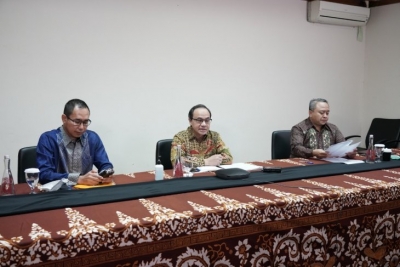 Een persconferentie door de woordvoerder van het Indonesische ministerie van Buitenlandse Zaken Teuku Faizasyah (midden) en de directeur van het Midden-Oosten Achmad Rizal Purnama (rechts)