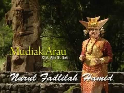 Volksliedjes uit West Sumatra : Mudiak Arau gezongen door  Nurul Fadlilah Hamid