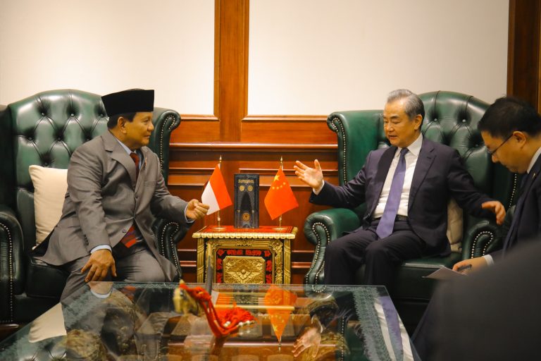 Ministre de la Défense Prabowo reçoit la visite du Ministre chinois des Affaires étrangères pour discuter de la coopération en matière de défense