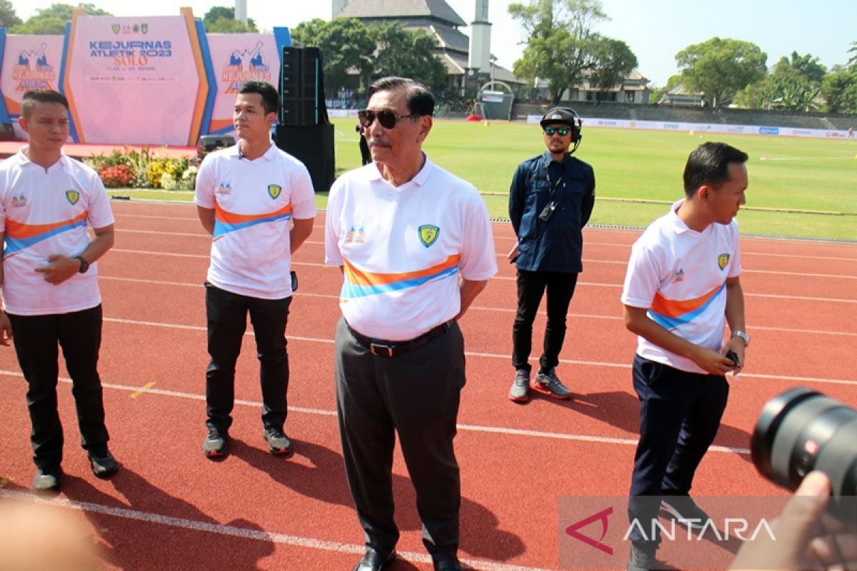 Président de PB PASI apprécie les médailles remportées par les athlètes de Mimika Athletics National Training à Singapour