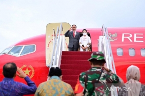 Président Joko Widodo arrive à Phnom Penh pour assister aux 40e et 41e sommets de l&#039;ASEAN