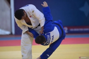 Le judoka indonésien Tony Ricardo Mantolas (à gauche) tente de faire tomber son adversaire le judoka thaïlandais Kittikai Chaisin (à droite) lors de la finale de l&#039;équipe de judo aveugle des Jeux para-ASEAN 2023 au Youth Federation Hall, Phnom Penh, Cambodge, mardi (6/6/2023 ). L&#039;équipe indonésienne de judo masculin aveugle a remporté une médaille d&#039;or après avoir battu la Thaïlande sur le score de 2-1. ENTRE PHOTOS/Zabur Karuru/hp. (ANTARA PHOTOS/ZABUR_KARURU)