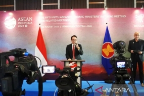 Le vice-ministre indonésien du Commerce Jerry Sambuaga fait une déclaration lors d&#039;une conférence de presse le dernier jour du 55ème AEM, à Semarang, Java central, mardi (22/8/2023). ANTARA/Indra Arief Pribadi