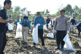 PLN Indonesia Power travaille en synergie avec le ministère de l&#039;Environnement et des Forêts pour mener une action de nettoyage des ordures par le biais du programme Coastal Clean Up dans 25 points unitaires de l&#039;entreprise à travers l&#039;Indonésie. ANTARA/HO-PT PLN Indonésie Électricité