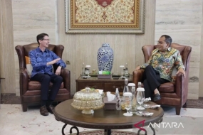 Le maire de Makassar Moh Ramdhan Pomanto reçoit la visite du consul général australien Todd Dias dans sa résidence privée de Makassar, mercredi (19/7/2023).  Gouvernement de la ville d&#039;ANTARA/HO/Makassar