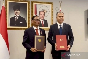 Le ministre indonésien de la coordination des affaires politiques, juridiques et de sécurité Mahfud MD (à gauche) et le ministre turc de l&#039;intérieur Ali Yerlikaya (à droite) posent pour une photo après avoir signé un accord de coopération en matière de sécurité (SCA) à Ankara, Turquie, mercredi (23/8/2023). ANTARA/HO-Humas Kemenkopolhukam RI