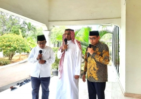 L&#039;ambassadeur d&#039;Arabie Saoudite en Indonésie, Faisal Abdullah Al-Amudi (au centre), accompagné du porte-parole du vice-président, Masduki Baidlowi (à gauche), faisant une déclaration à la presse après avoir rencontré le vice-président Ma&#039;ruf Amin à la résidence privée du vice-président indonésien, Pondok. Pesantren An Nawawi Tanara, Serang, Banten, dimanche (9/10/2023) (Photo : RRI/Retno Mandasari)