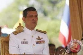 Le roi thaïlandais rend visite aux victimes du massacre de masse