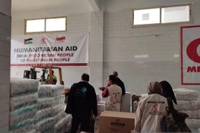 Camions humanitaires contenant des médicaments du MER-C se dirigent vers Rafah