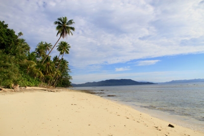 La plage de Lawena aux Moluques