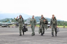 Six avions F-16 Fighting Falcon de l&#039;armée de l&#039;air indonésienne de l&#039;escadron aérien 3 « The Dragon » et de l&#039;escadron aérien 14 « The Tiger » Iswahjudi Madiun Air Base sont arrivés à la base aérienne de Sam Ratulangi dans le cadre de l&#039;exercice conjoint Elang Ausindo 2023. ANTARA/HO- Dispenser la base aérienne de Sam Ratulangi ( 1)