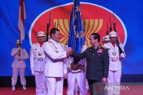 Le commandant du TNI, l&#039;amiral Yudo Margono (à gauche), serre la main du vice-ministre de la Défense nationale et du chef du département d&#039;état-major général de l&#039;Armée populaire lao, le lieutenant-général Khamlieng Outhakaisone (à droite) lors de la cérémonie de passation de la 21e direction de l&#039;ACDFM en 2024 aux chefs de l&#039;ASEAN of Defence Forces Meeting ACDFM) 20 à Nusa Dua, Badung, Bali, mercredi (7/6/2023). L&#039;ACDFM est une réunion annuelle des commandants des forces armées des pays membres de l&#039;ASEAN qui discutent de diverses questions de sécurité stratégique régionale et mondiale. ANTARA PHOTOS/Nyoman Hendra Wibowo/nz/pri.