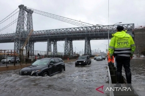Un officier de la NYPD Highway Patrol observe des automobilistes traversant les eaux de crue sur FDR Drive à Manhattan, près du pont de Williamsburg à New York, aux États-Unis, vendredi (29/9/2023). ANTARA/Reuters/Andrew Kelly/tm/pri.