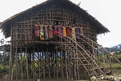 Maison de mille pieds typique de la tribu Arfak, Papouasie