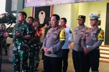 Le commandant de la TNI, l&#039;amiral Yudo Margono (à gauche) et le chef de la police nationale, le général Listyo Sigit Prabowo (à droite), font une déclaration à la presse sur les préparatifs pour assurer la sécurité du Sommet du Forum AIS à Denpasar, Bali, dimanche (8/10/2023). ANTARA/Rolandus Nampu.