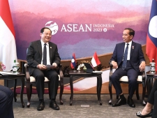 Président Joko Widodo met l&#039;accent sur la protection des travailleurs migrants indonésiens et l&#039;éradication de la traite des êtres humains lors d&#039;une réunion avec les dirigeants de la Malaisie et du Laos