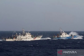 Archives de photos - Un navire de la Garde maritime du Vietnam (à droite) est vu près d&#039;un navire de la Garde côtière chinoise dans la mer de Chine méridionale, à environ 210 km (130 miles) au large des côtes du Vietnam (14/5/2014).  ANTARA/REUTERS/Nguyen Minh/aa.