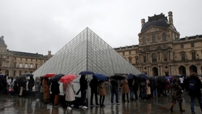 Le Musée du Louvre, Paris, a été Fermé en Raison d&#039;un Coronavirus