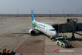 L&#039;avion Garuda Indonesia a effectué son premier vol avec du carburant mélangé à de l&#039;huile de palme, Pertamina SAF, depuis l&#039;aéroport international Soekarno-Hatta, Tangerang, Banten vers l&#039;aéroport Adi Sumarmo, Solo, centre de Java, vendredi (27/10/2023). ANTARA/Farhan Arda Nugraha/aa.  