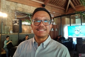 Ade R Susardi, directeur des services et du commerce de Garuda Indonesia, interviewé par l&#039;équipe des médias en marge du salon du voyage en ligne Garuda Indonesia 2023 (GOTF) à Nusa Dua, Badung Regency, Bali, mardi (18/7/2023) ANTARA/Dewa Ketut Sudiarta Wiguna