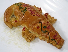 Roti Buaya ou le pain  ressemblant au crocodile, symbole de loyauté dans le mariage traditionnel de Betawi&#039;.