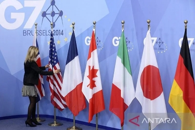 Illustration - Un fonctionnaire ajuste le drapeau du Groupe des Sept lors du Sommet du G7 au bâtiment du Conseil européen à Bruxelles. ANTARA/REUTERS/François Lenoir/am.